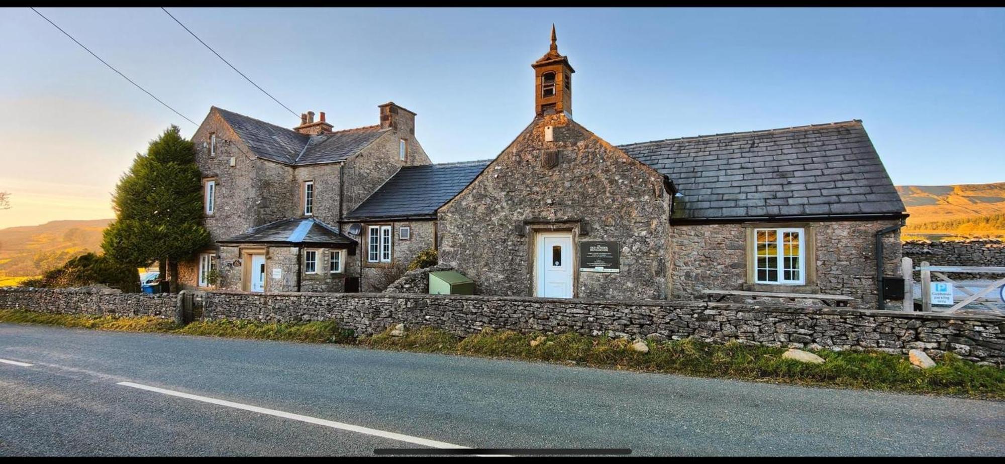 Old School House - Yorkshire Three Peaks Challenge Weathercote エクステリア 写真